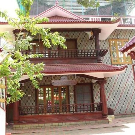 Kuppath Inn Kochi Exterior photo